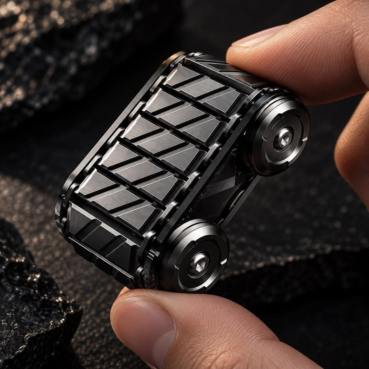 Rouleau fidget Tank métal : noir à quatre roues tenu en main