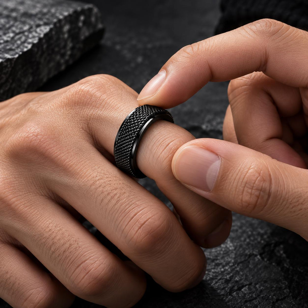 Bague fidget maille rotative : noire portée au doigt