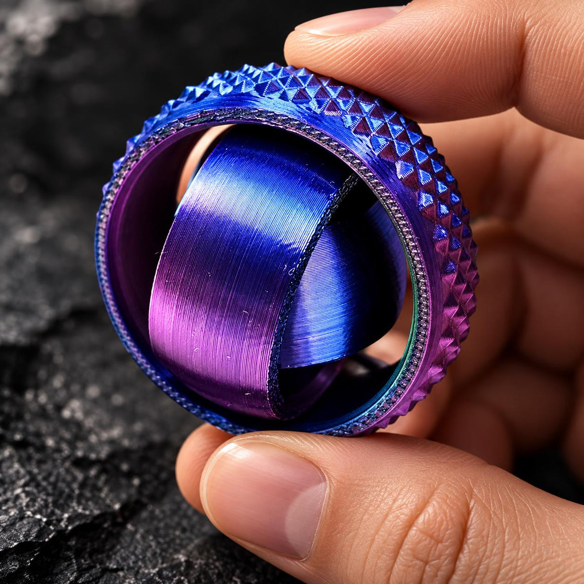 Gyroscope Gravity Gyro : bleu et violet tenu en main