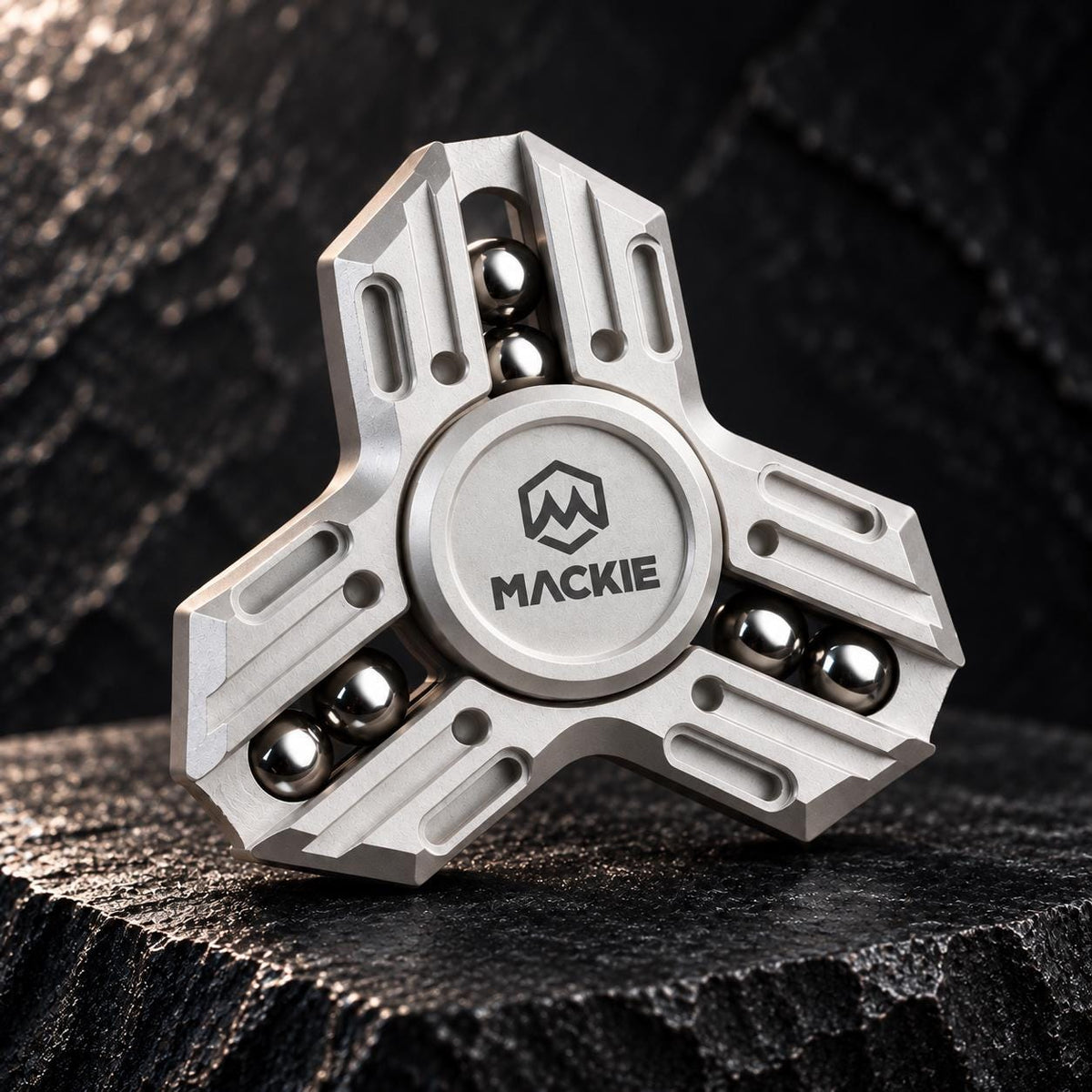 Spinner Knight Mini 3.0 : argenté posé sur pierre