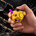 Fidget dodécaèdre 12 faces : jaune à joystick tenu en main