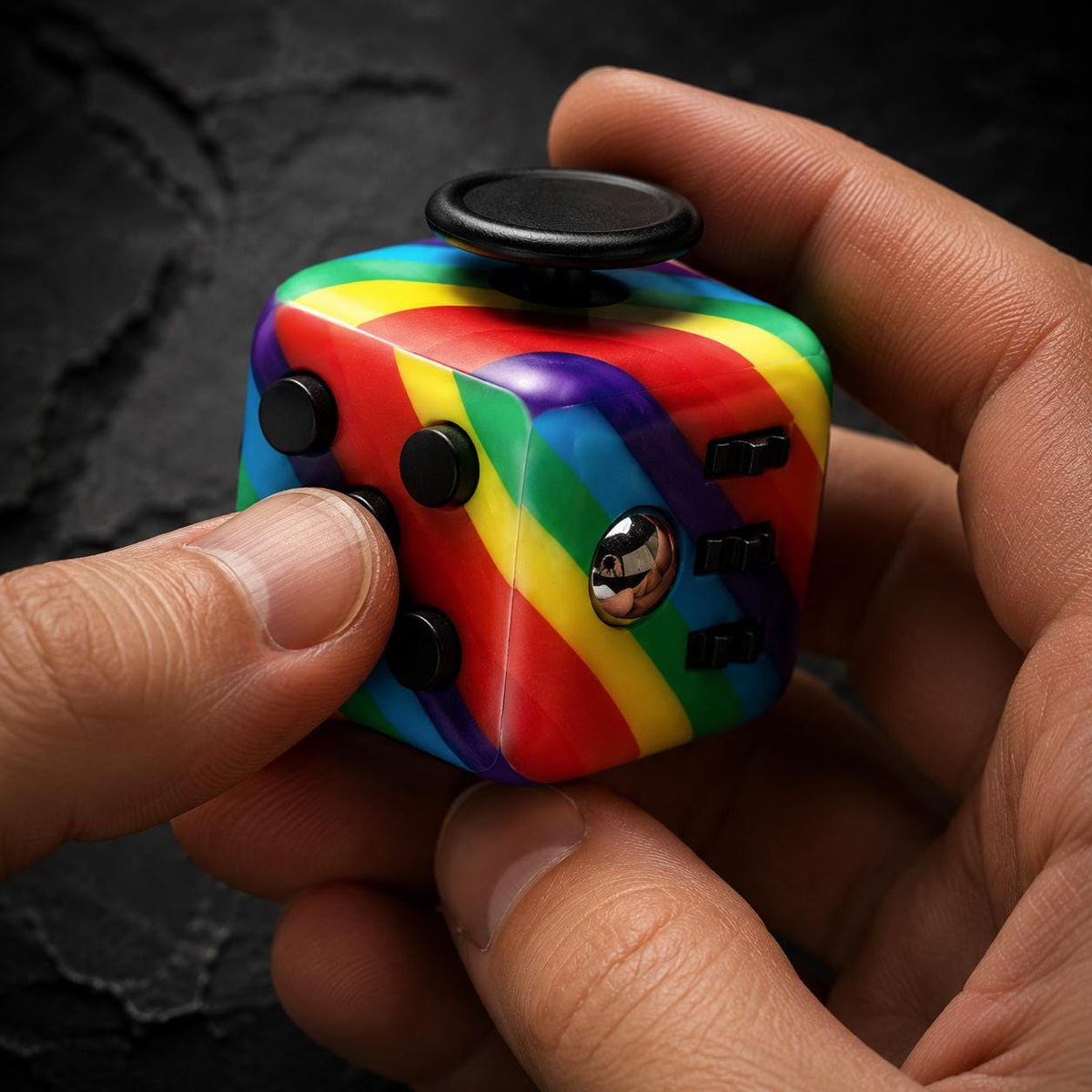 Cube fidget 6 faces : arc-en-ciel manipulé entre les doigts