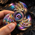 Spinner dragon arc-en-ciel : trois ailes arc-en-ciel tenu en main
